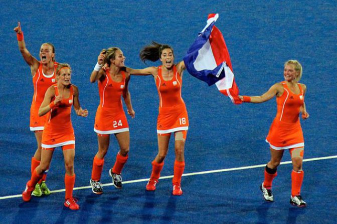 640px-Netherlands_womens_hockey_celebrate_-_2012_Olympics